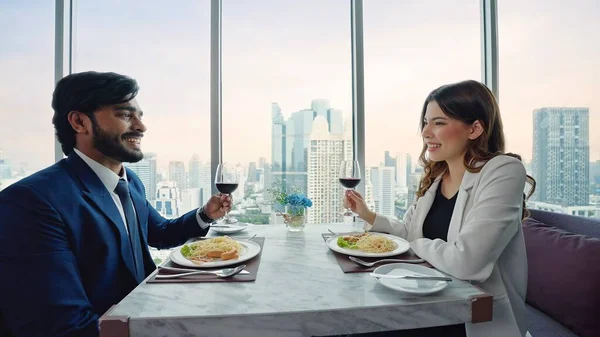 スーツ姿の幸せな夫婦の笑顔が語りかけ 飲食店で食事やワインを楽しむ — ストック写真