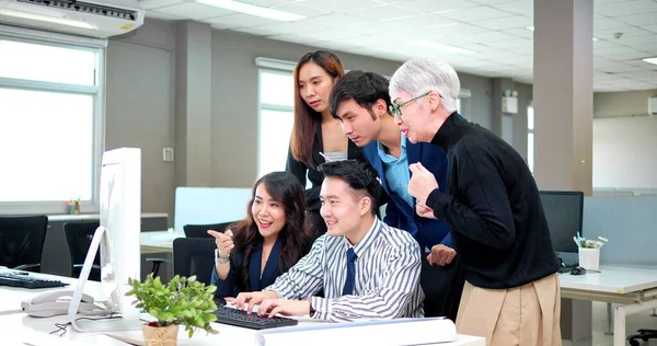 Улыбающиеся Молодые Сотрудники Азиатской Бизнес Команды Старшая Исполнительная Женщина Лидер — стоковое фото