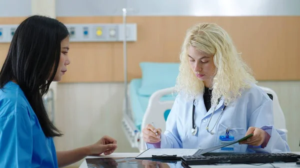 Ärztin Schreibt Rezept Krankenhaus Auf Den Tisch Patient Sitzt Behandlungsraum — Stockfoto