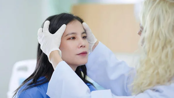 Piękna Młoda Azjatka Spotyka Się Chirurgiem Plastycznym Przed Zabiegiem Kosmetycznym — Zdjęcie stockowe