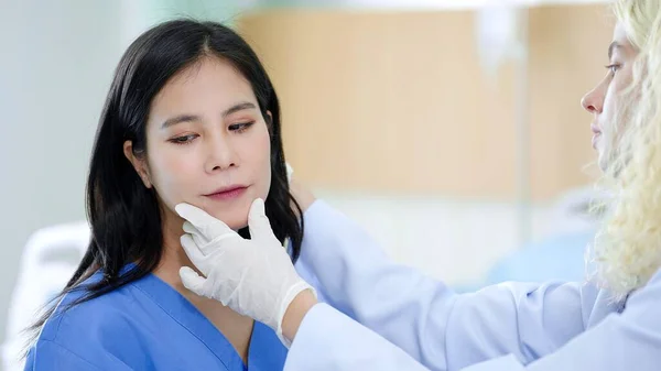 Azjatka Twarz Pacjenta Przed Zabiegiem Kosmetycznym Profesjonalna Kobieta Chirurg Plastyczny — Zdjęcie stockowe