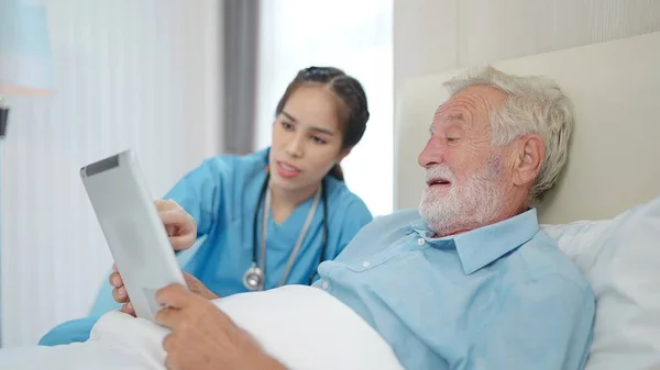 Pielęgniarka Pokazuje Raport Medyczny Starszemu Mężczyźnie Tablecie Cyfrowym Łóżku Szpitalu — Zdjęcie stockowe