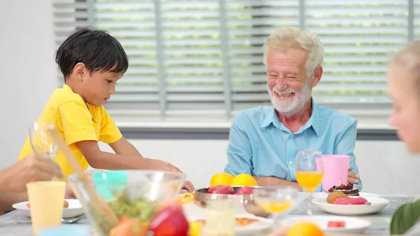 Avô Neto Brincam Mesa Jantar Divertem Durante Almoço Casa Tempo — Fotografia de Stock