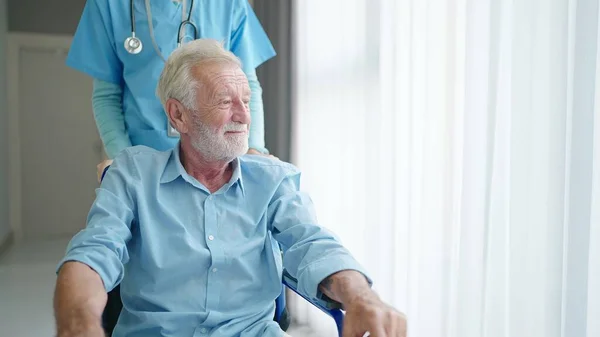 Senior Mannelijke Patiënt Zit Een Rolstoel Gaat Naar Ziekenhuis Onderzoekskamer — Stockfoto