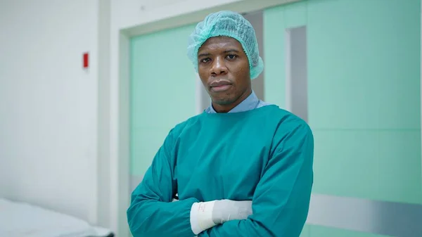 Porträt Eines Afroamerikanischen Mannes Professioneller Chirurg Mit Verschränkten Armen Der — Stockfoto
