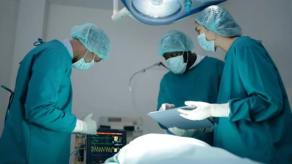 Profesionální Chirurgové Asistenti Mluvit Používat Digitální Tablet Počítače Během Operace — Stock fotografie