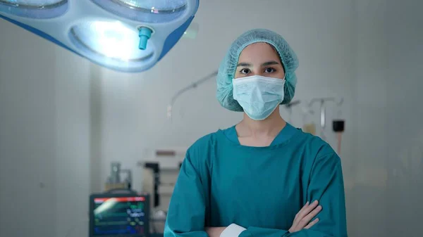 Portræt Asiatisk Kvinde Professionel Kirurg Arme Krydsede Position Ser Tillid - Stock-foto