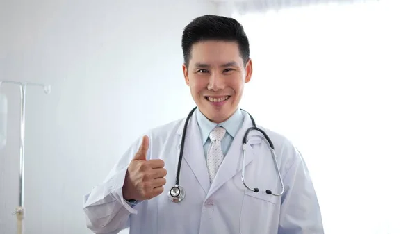 Lächelndes Gesicht Des Professionellen Arztes Asiatischer Mann Medizinisch Breit Stehend — Stockfoto