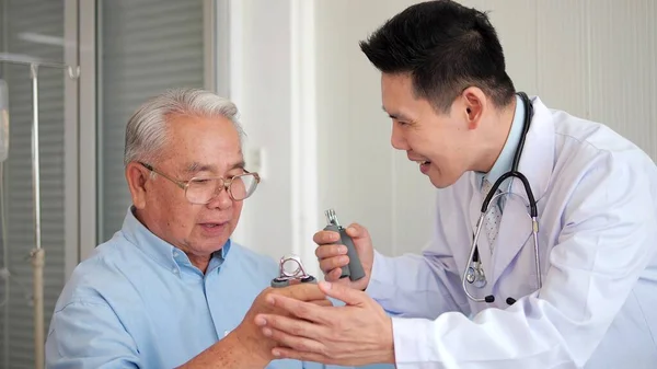 Asiatisk Man Läkare Visar Hur Man Tränar Med Handgripare Till — Stockfoto