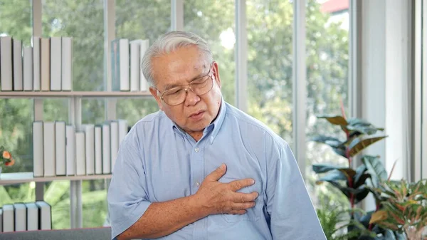 Oudere Aziatische Man Met Pijn Borst Die Lijdt Aan Een — Stockfoto