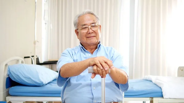 車椅子に座っているアジア系の老人の笑顔の肖像画 幸せなシニア退職障害者おじいちゃん見ますカメラリラックスで病院 — ストック写真