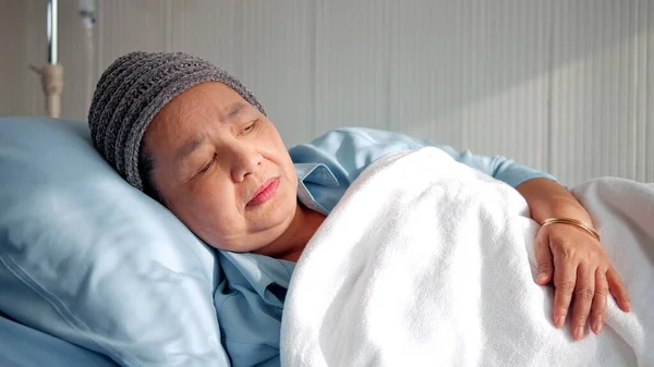 年迈的亚洲女性病人在床上等着亲戚带着寂寞来探望 健康和人寿保险概念 — 图库照片