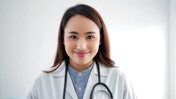 Portrét Mladé Asijské Ženy Lékař Nosí Bílý Kabát Stetoskop Ramenou — Stock fotografie