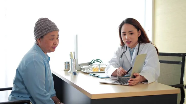 アジアの女性医師と高齢女性患者が診療所で話しています 医療とヘルスケア カウンセリングと治療の概念 — ストック写真