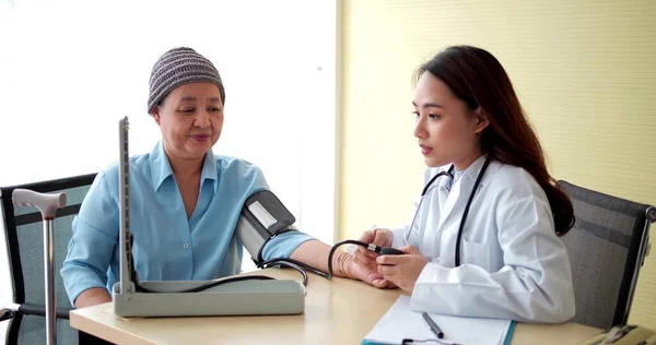アジアの女性医師と高齢女性患者が診療所で話しています 医療とヘルスケア カウンセリングと治療の概念 — ストック写真