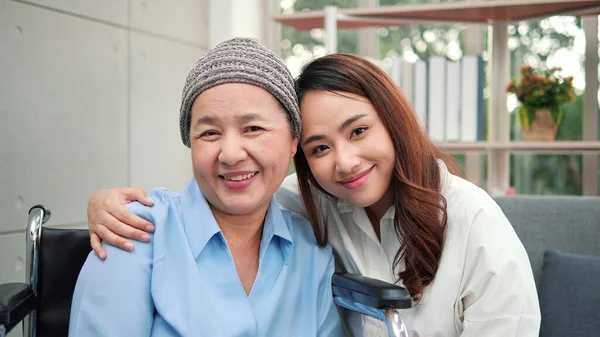 笑顔を閉じますアジアの孫娘と祖母患者見ますカメラオンソファにホーム — ストック写真