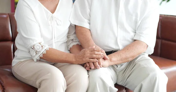 Close Hand Elderly Couple Holding Hands While Sitting Together Home — Stock Photo, Image