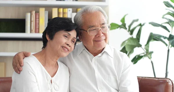 Asiatiska Äldre Par Glada Trevliga Äldre Par Ler Samtidigt Som — Stockfoto