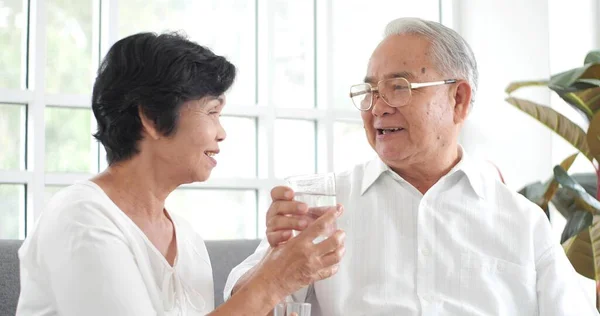 Asiatiska Äldre Par Sitter Soffan Hemma Dricka Vatten För Hälsa — Stockfoto