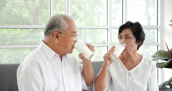 Asiatiska Äldre Par Dricker Mjölk Soffan Hemma — Stockfoto