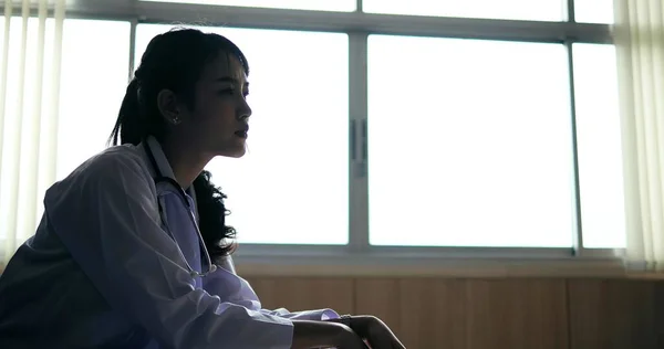 年轻的亚洲抑郁症女医生一个人坐在椅子上 忧心忡忡 担心病人在医院的治疗 — 图库照片