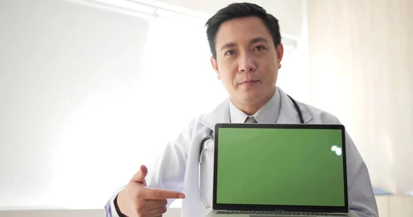 Médico Profissional Segurando Laptop Falando Por Chamada Vídeo Line Com — Fotografia de Stock