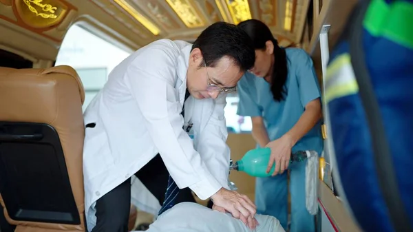 Paramédico Realizando Rcp Homem Ferido Macas Carro Emergência Assistente Médico — Fotografia de Stock