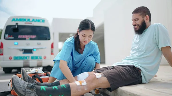 Azjatka Ratownik Medyczny Lekarz Pierwszej Pomocy Mężczyzna Rannych Wypadku Kolana — Zdjęcie stockowe