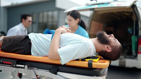 Скорая Медицинская Команда Оказывает Первую Помощь Раненым Лежащим Носилках — стоковое фото