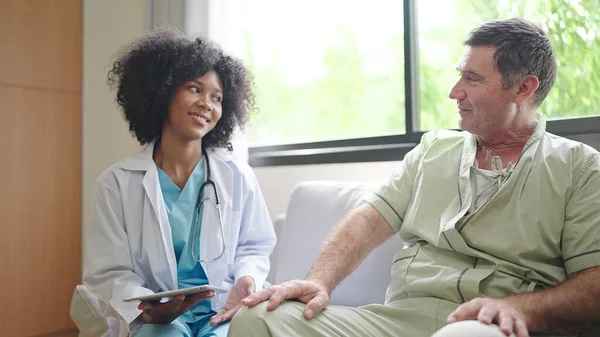 Médica Afro Americana Usando Comprimido Digital Explicar Sintomas Para Paciente — Fotografia de Stock