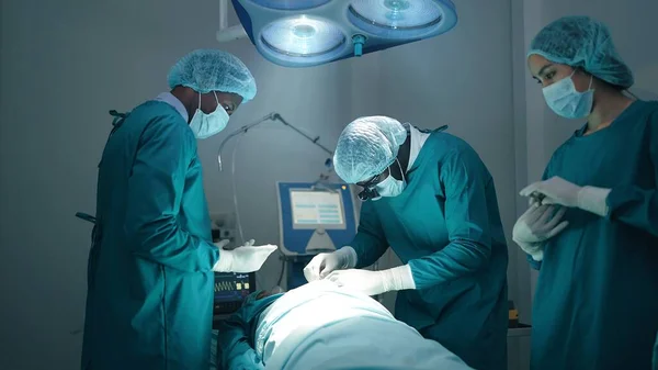 Afrikansk Amerikansk Professionelt Team Læger Kirurger Der Behandler Kirurgisk Operation - Stock-foto