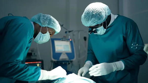 手術室で手術を行う医師や外科医のアフリカ系アメリカ人専門チーム 現代病院緊急部 — ストック写真
