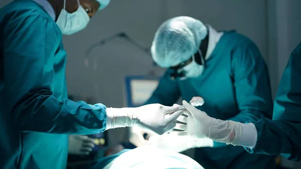Afrikansk Amerikansk Professionelt Team Læger Kirurger Der Behandler Kirurgisk Operation - Stock-foto