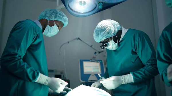 手術室で手術を行う医師や外科医のアフリカ系アメリカ人専門チーム 現代病院緊急部 — ストック写真