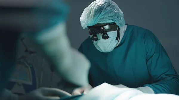 手術室で手術を処理する医師や外科医のアフリカ系アメリカ人の専門家チームの閉鎖 近代的な病院緊急部 — ストック写真