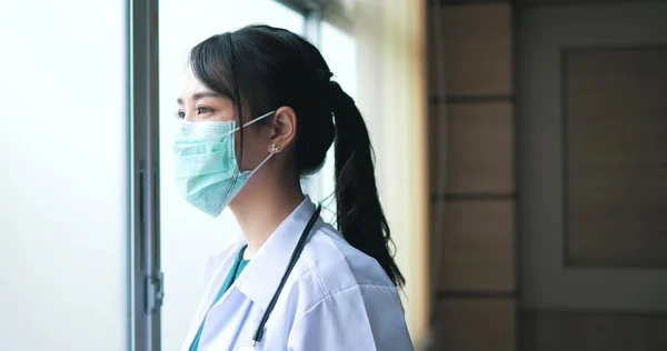 Depresivní Asijské Mladá Žena Lékař Sundá Ochranné Masky Při Pohledu — Stock fotografie
