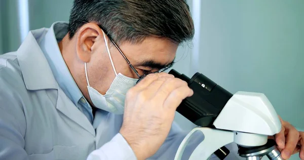 Азіатський Вчений Вивчає Маску Обличчя Аналізує Зразки Вакцини Допомогою Мікроскопа — стокове фото
