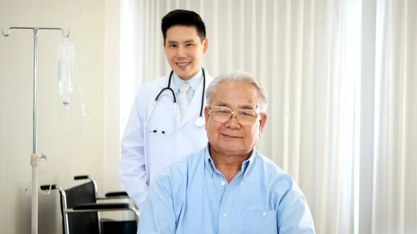 アジア人男性医師の肖像とカメラを見て健康な高齢男性患者 高齢者医療構想 — ストック写真
