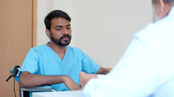 Indiska Manliga Patienten Rullstol Samråd Hälsoproblem Med Läkare Behandlingsrum Sjukhus — Stockfoto