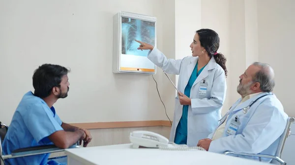 Kvinna Medicinsk Assistent Prata Och Förklara Röntgenresultaten Patientens Kropp Och — Stockfoto