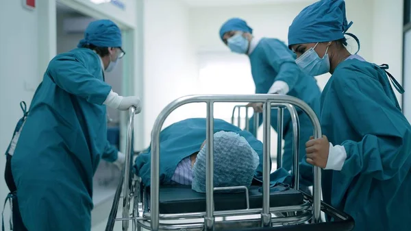 Lægehold Uniform Hjælper Med Skubbe Patientens Seng Blive Behandlet Hospital - Stock-foto
