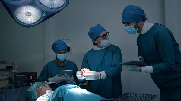 Equipo Médico Profesional Que Ayuda Realizar Una Cirugía Cardíaca Paciente —  Fotos de Stock