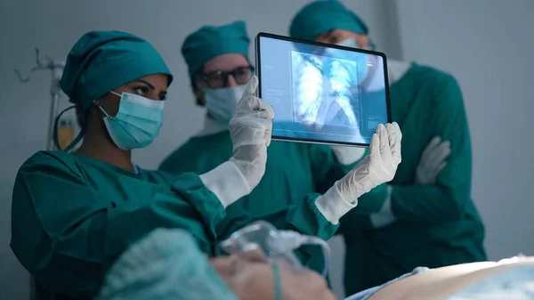 Professzionális Orvosi Csapat Beszél Megvitatják Röntgen Beteg Tüdő Tüdőgyulladás Okozta — Stock Fotó