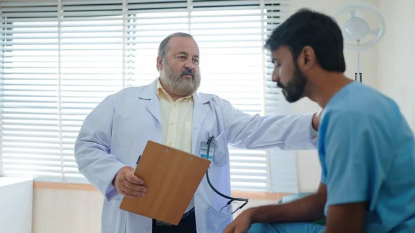 Starszy Lekarz Daje Nadzieję Zachęcić Zestresowanych Pacjentów Indyjskich Mężczyzn Szpitalu — Zdjęcie stockowe