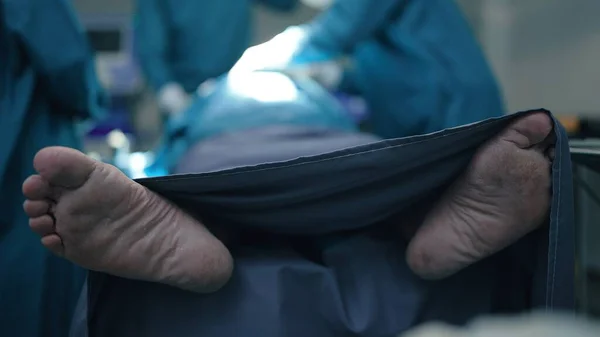 在医院手术室的手术室里 一只病人的脚靠在手术床上 — 图库照片