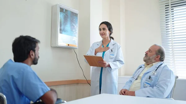 Kvinna Medicinsk Assistent Prata Och Förklara Röntgenresultaten Patientens Kropp Och — Stockfoto