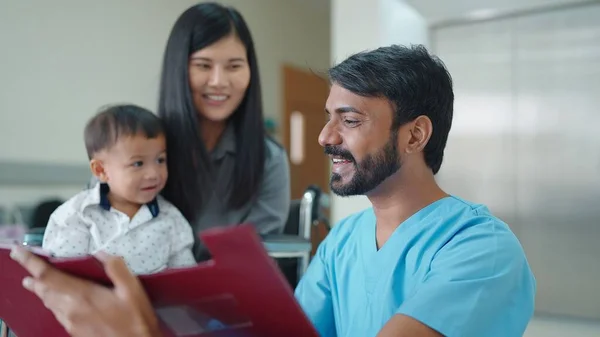 Indický Mužský Pacient Rodinou Mluví Dívá Léčebné Papíry Notepadu Nemocnici — Stock fotografie