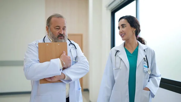 Two Doctors Wear White Coats Discussing Diagnosis While Walking Hospital — Stock Photo, Image