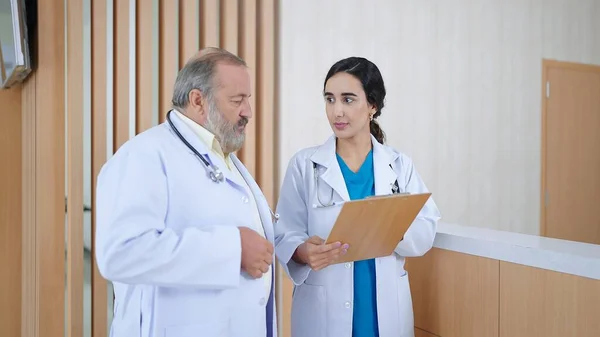 Young Woman Doctor Talking Seriously Senior Male Doctor Supervisor Looking — Stock Photo, Image