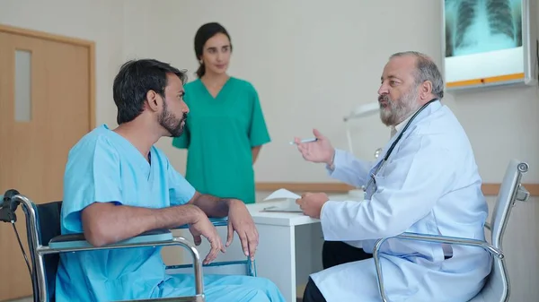 インドの男性患者取得治療のためのうつ病と話とともにシニア男性医師でザ病院 — ストック写真